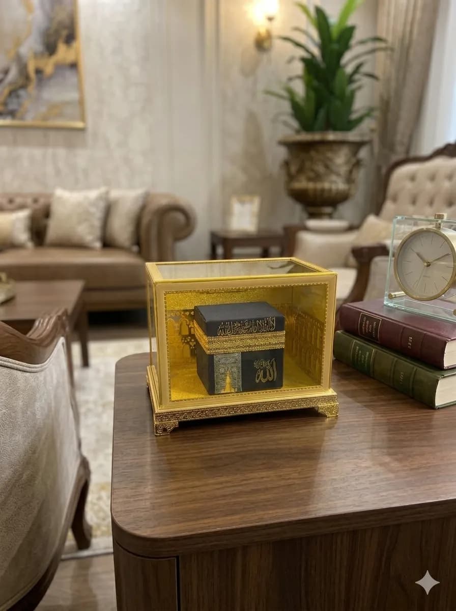 Mini Kaaba décorative de luxe sous vitrine dorée - Image 1
