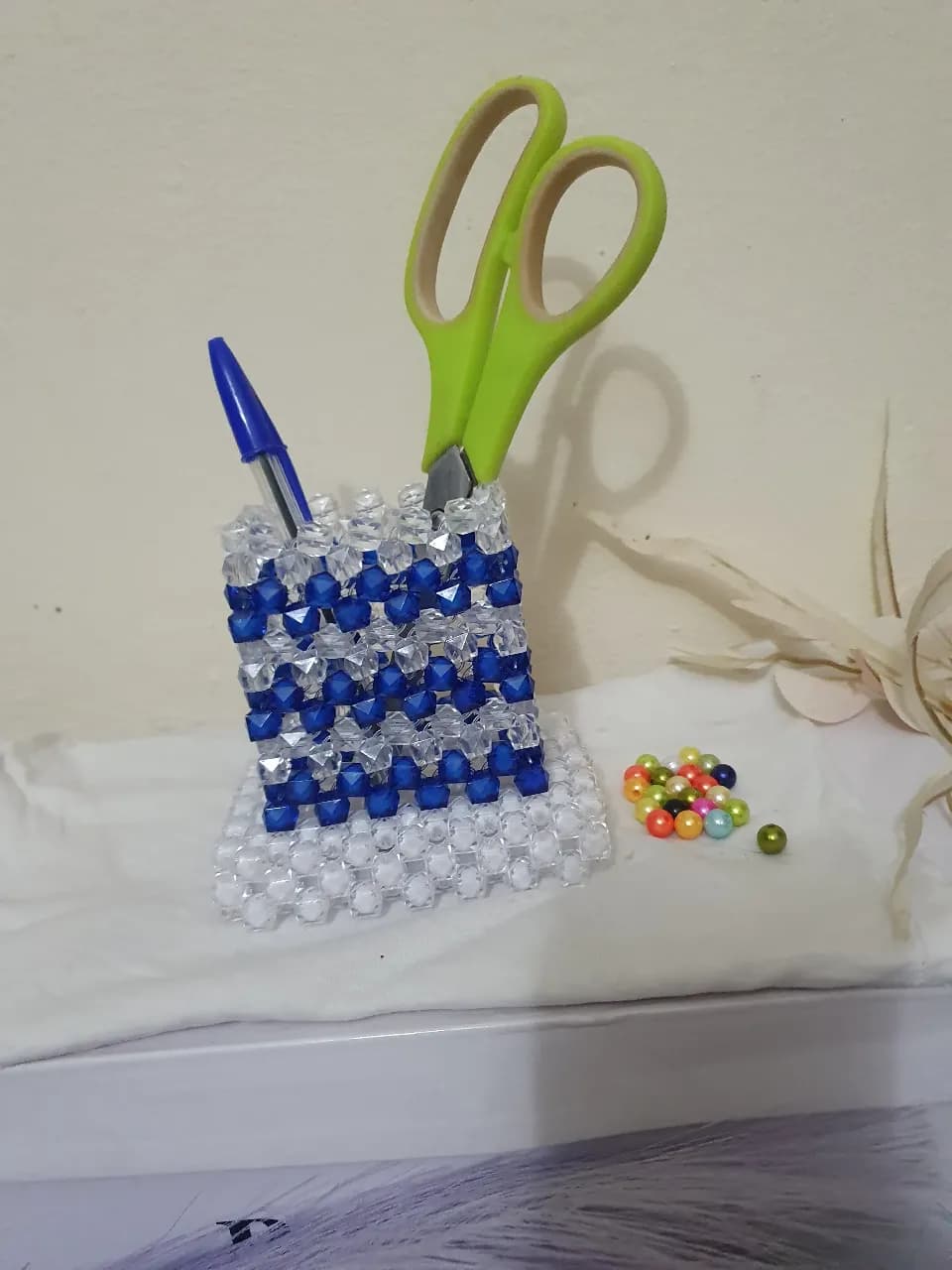 Le produit Porte stylo en perle. Bleu blanc