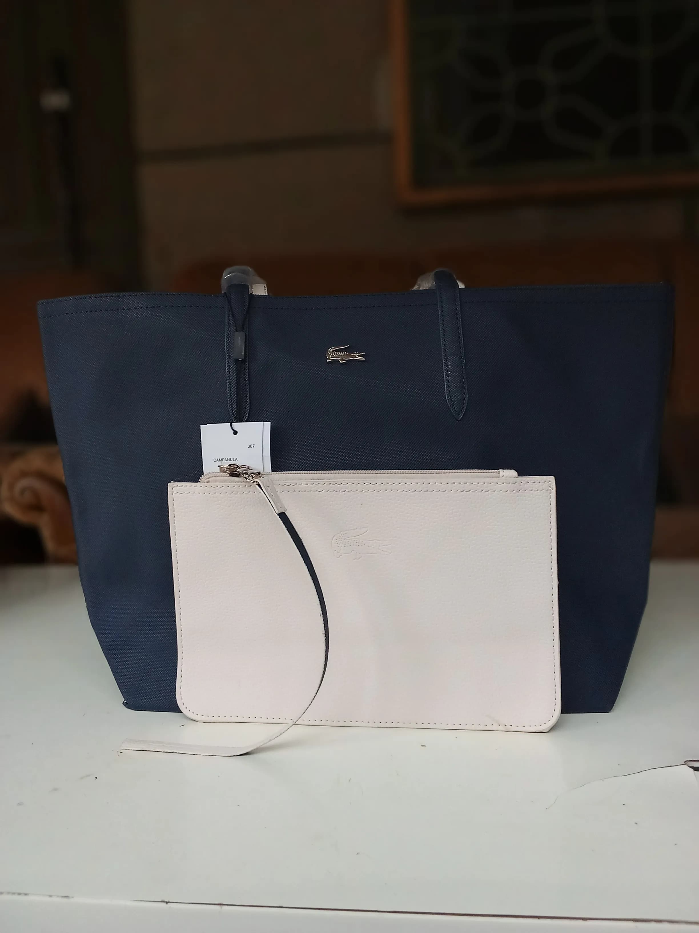 sac lacoste avec la pochette bleue nuit rose clair - Image 1
