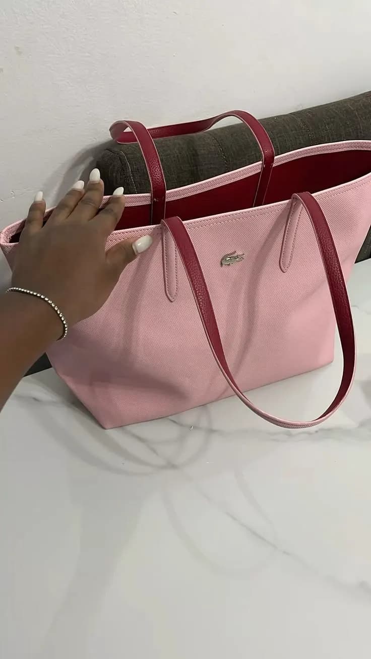 Le produit Lacoste réversible rose clair rouge bordeaux avec le portefeuille