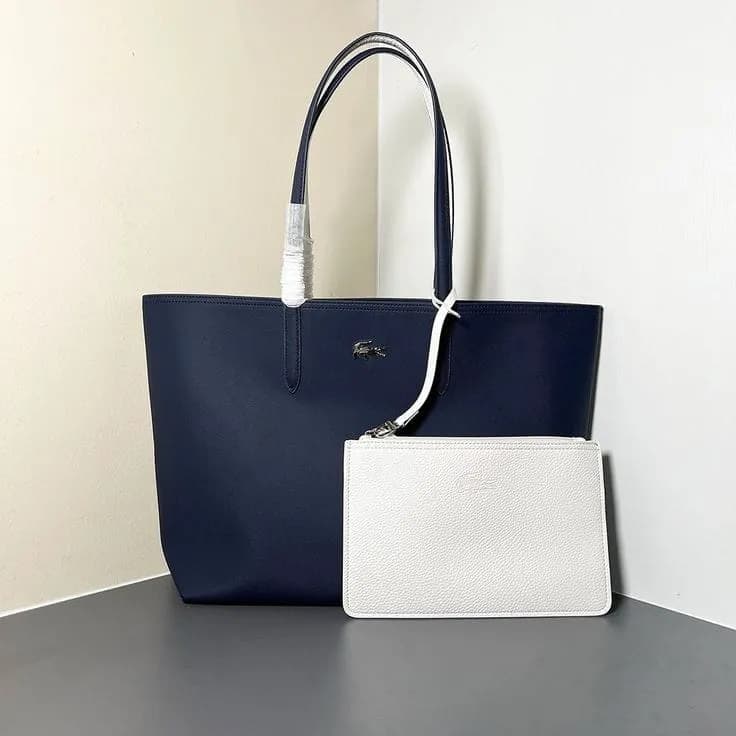 Le produit sac lacoste double face Bleu nuit blanc