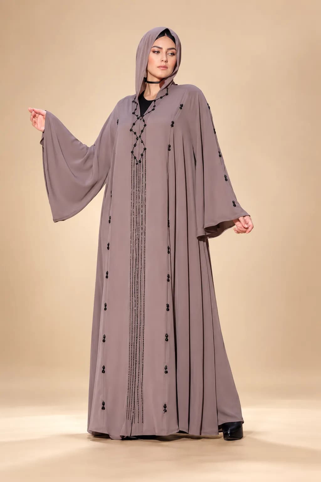 Abaya Femme Taupe avec Ornements Noirs et Manches Évasées - Taille Standard. - Image 1