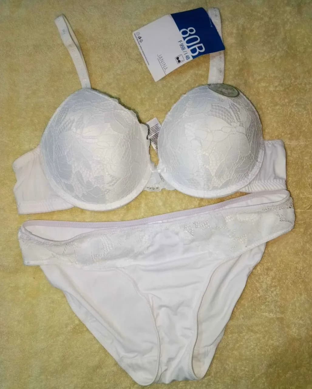 Ensemble lingerie soutien-gorge et culotte blanche en dentelle - Image 1