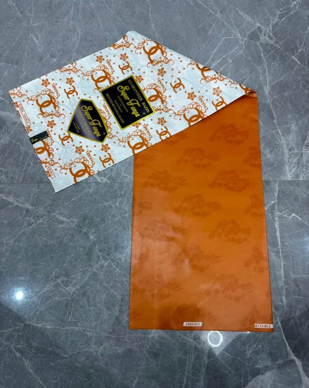 Bazin super Fanga - Tissu qualité supérieur orange-blanc - Image 1
